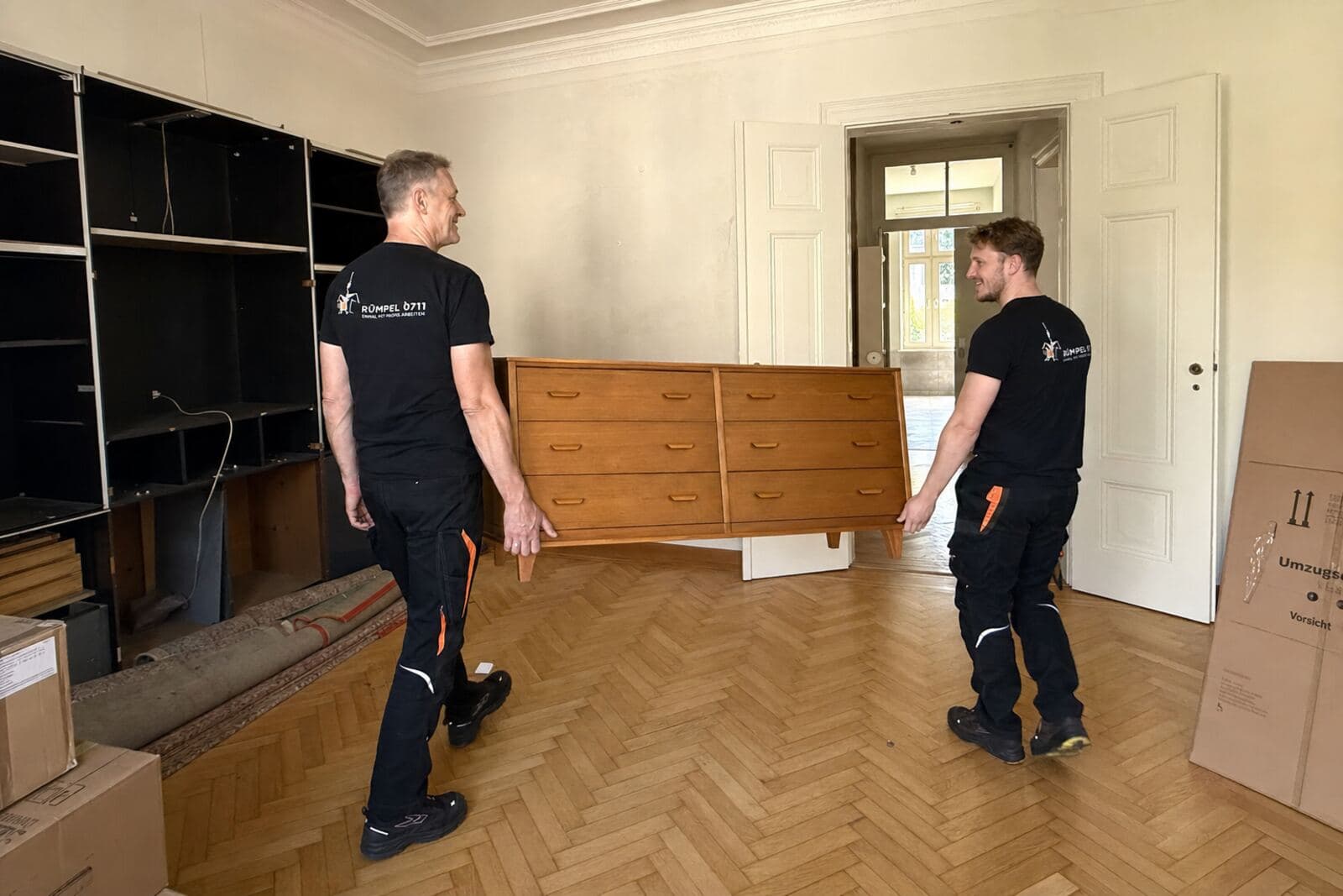 Wohnzimmer vor der Entrümpelung