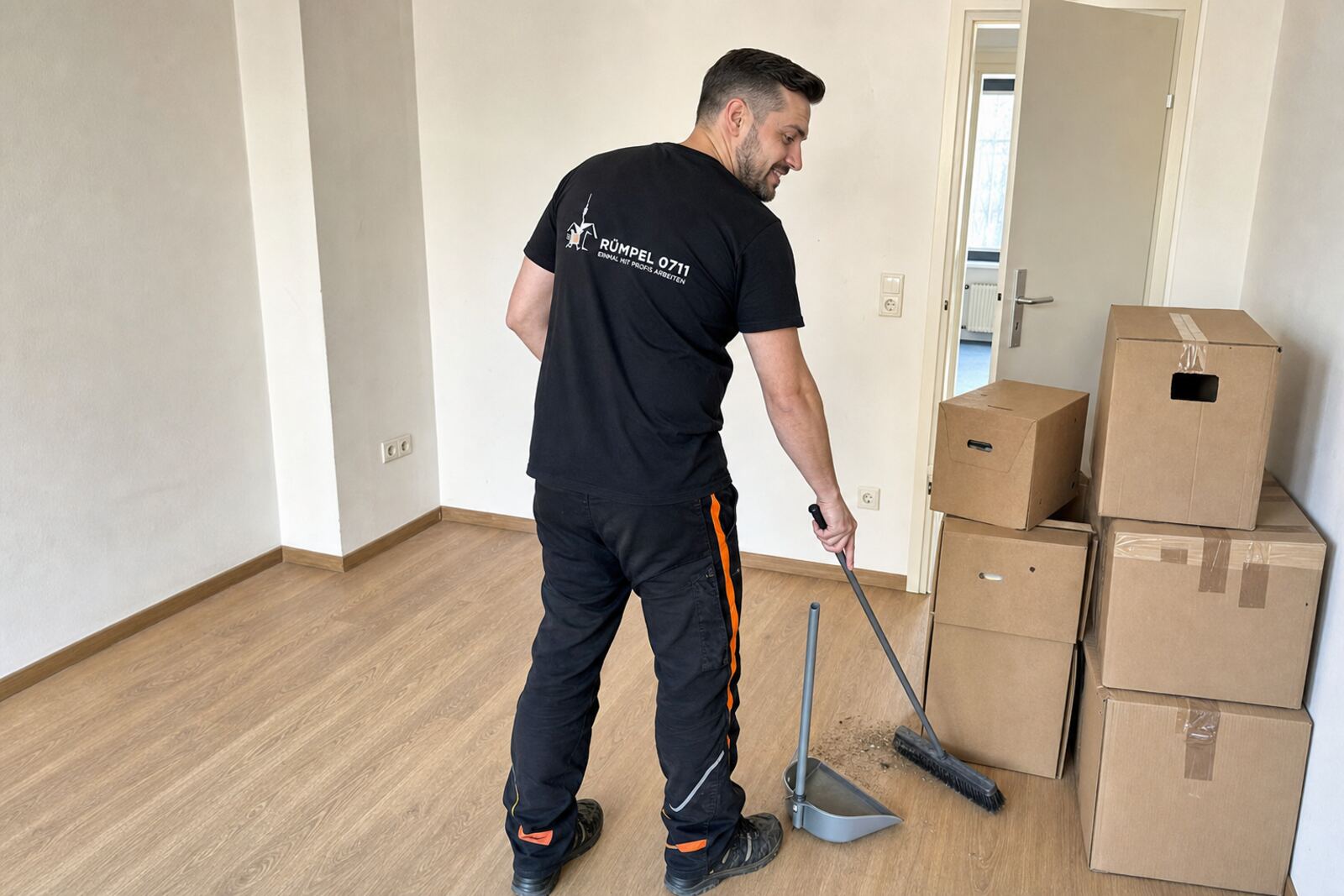 Besenrein übergebenes Zimmer mit gepackten Kartons nach der Entrümpelung
