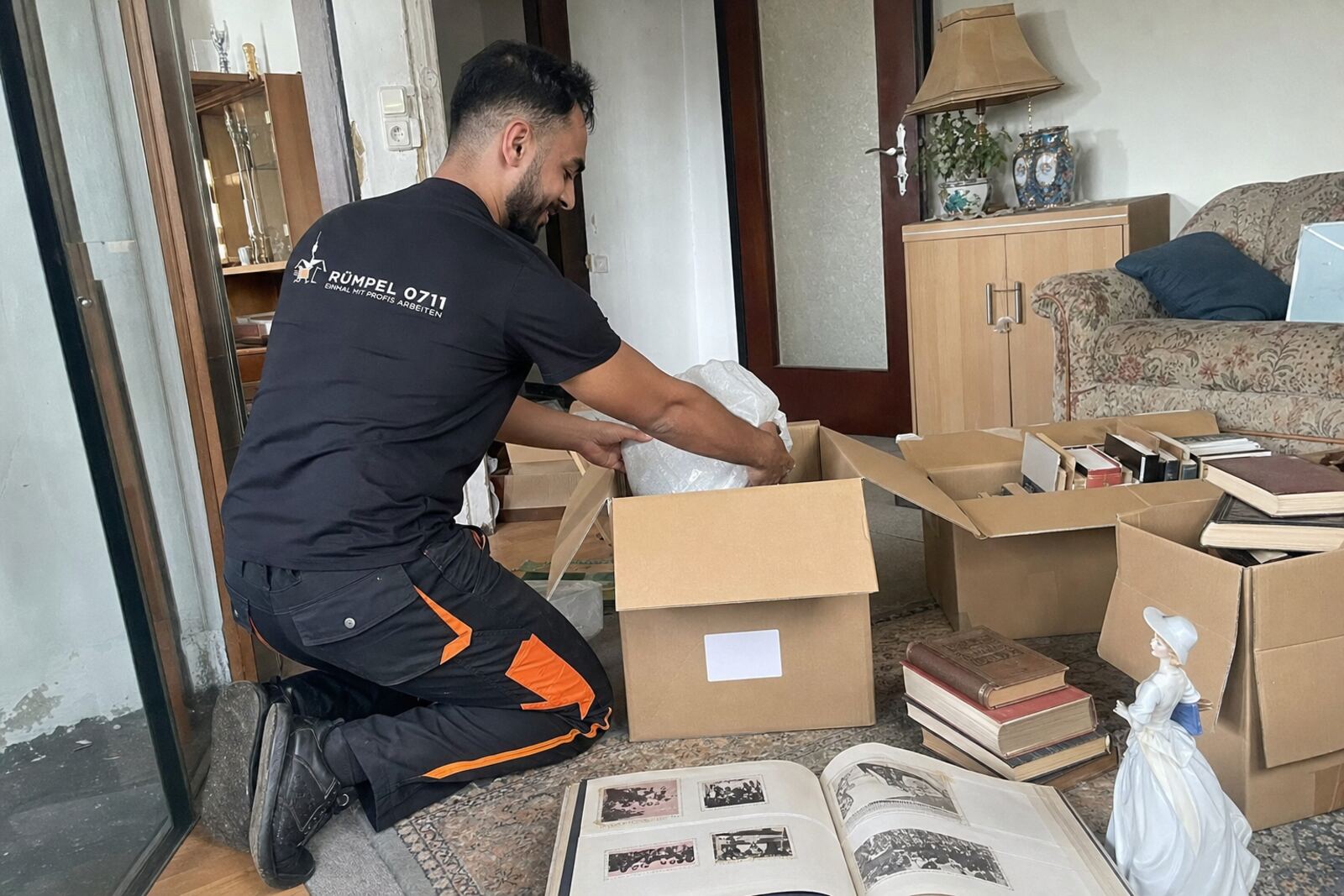 Nachlass sortieren: Mitarbeiter verpackt persönliche Gegenstände in Kartons